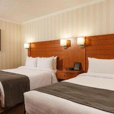 The Glenmore Inn & Convention Centre YYC Buitenkant foto