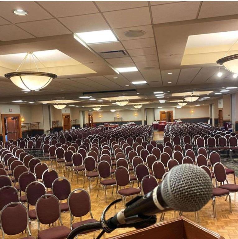 The Glenmore Inn & Convention Centre YYC Buitenkant foto