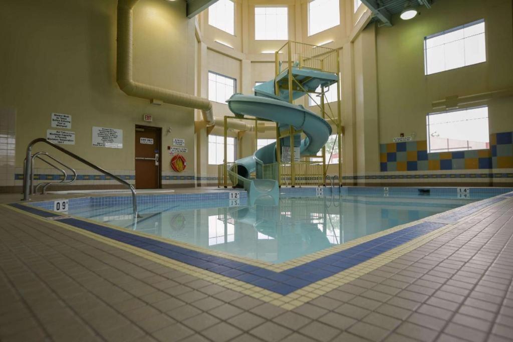 The Glenmore Inn & Convention Centre YYC Buitenkant foto