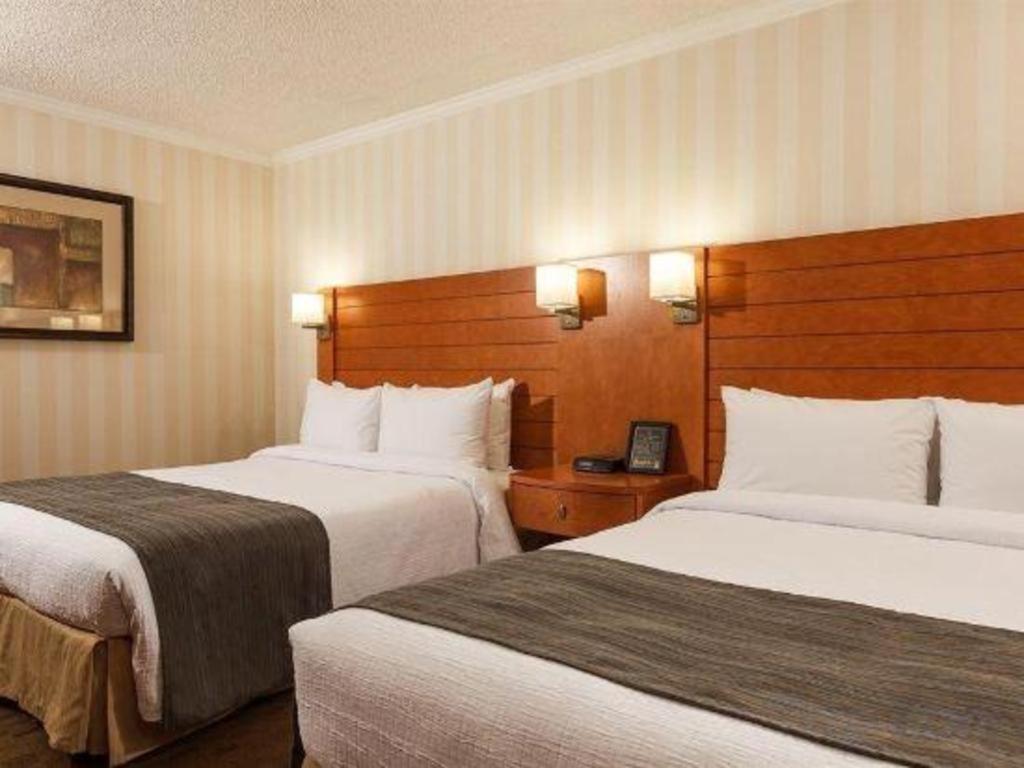 The Glenmore Inn & Convention Centre YYC Buitenkant foto
