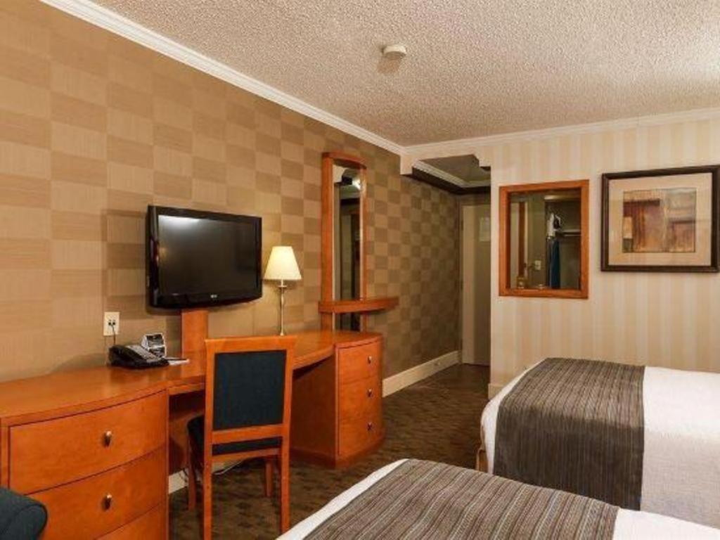 The Glenmore Inn & Convention Centre YYC Buitenkant foto