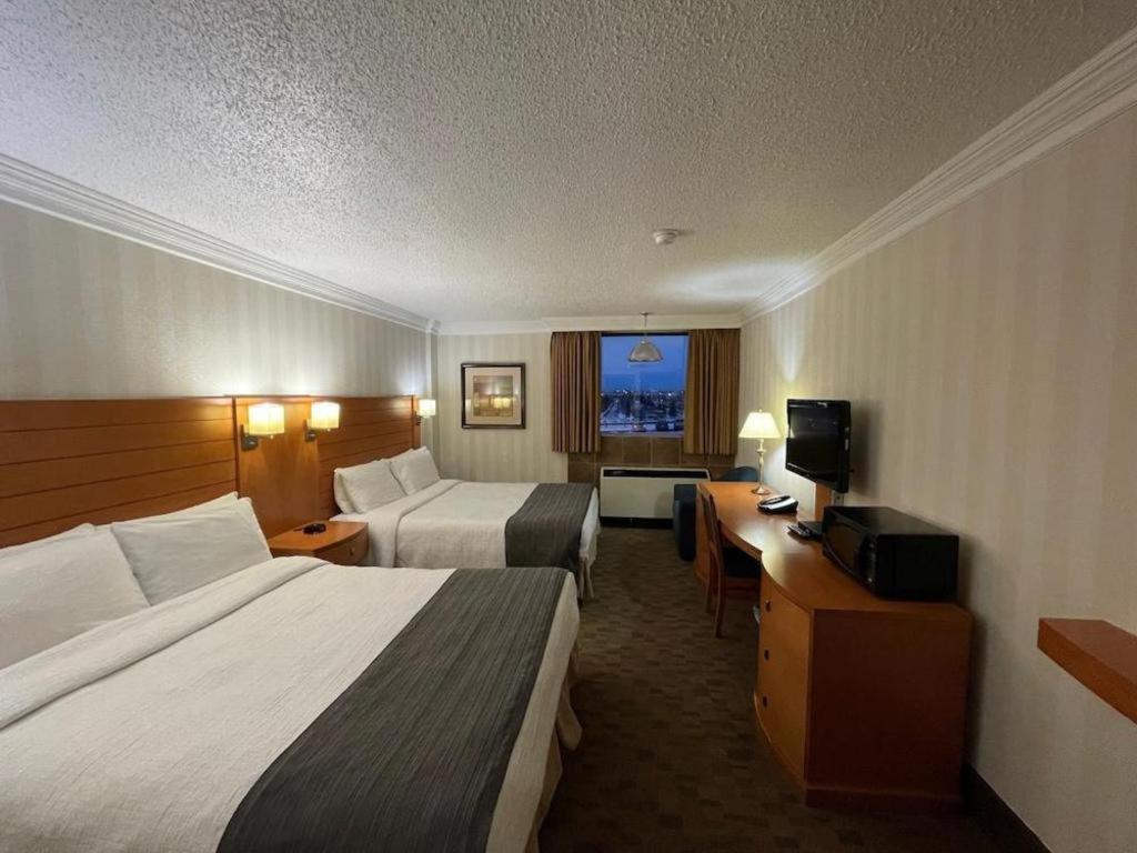 The Glenmore Inn & Convention Centre YYC Buitenkant foto