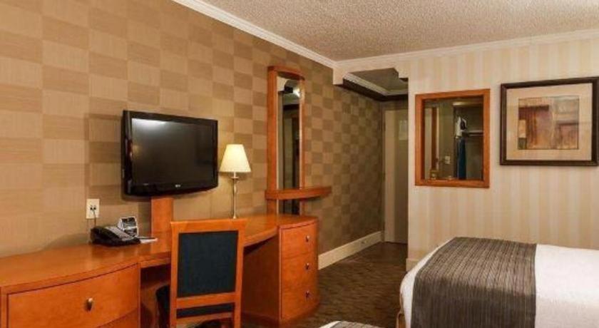 The Glenmore Inn & Convention Centre YYC Buitenkant foto