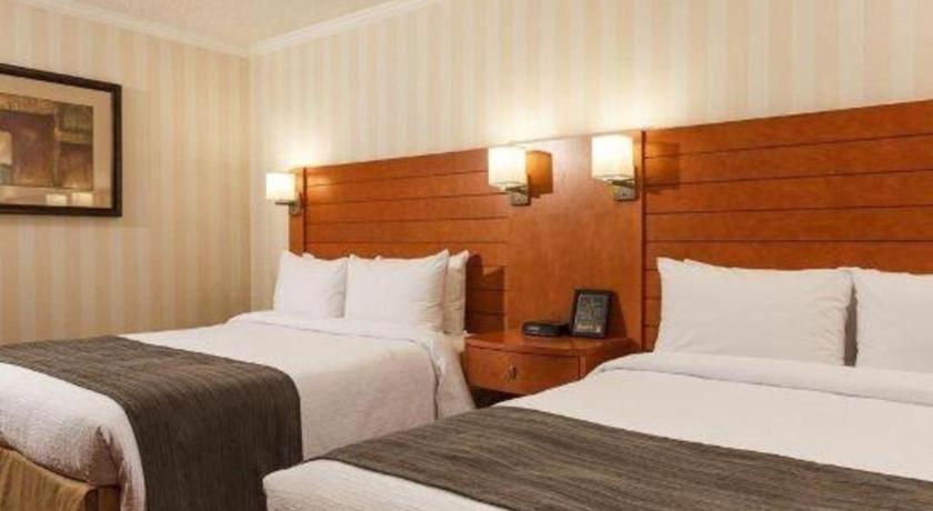 The Glenmore Inn & Convention Centre YYC Buitenkant foto