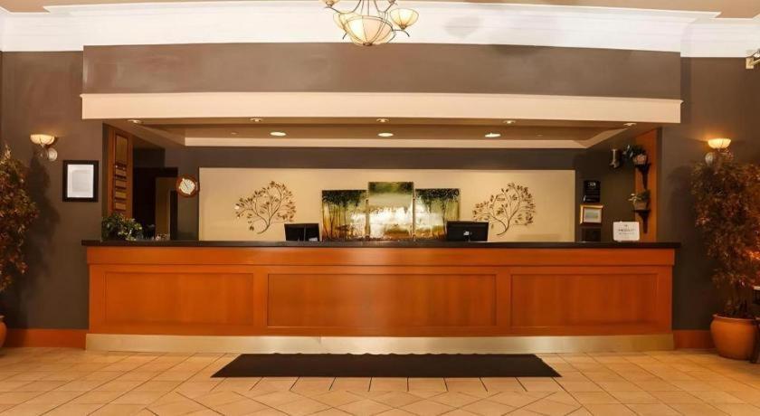 The Glenmore Inn & Convention Centre YYC Buitenkant foto